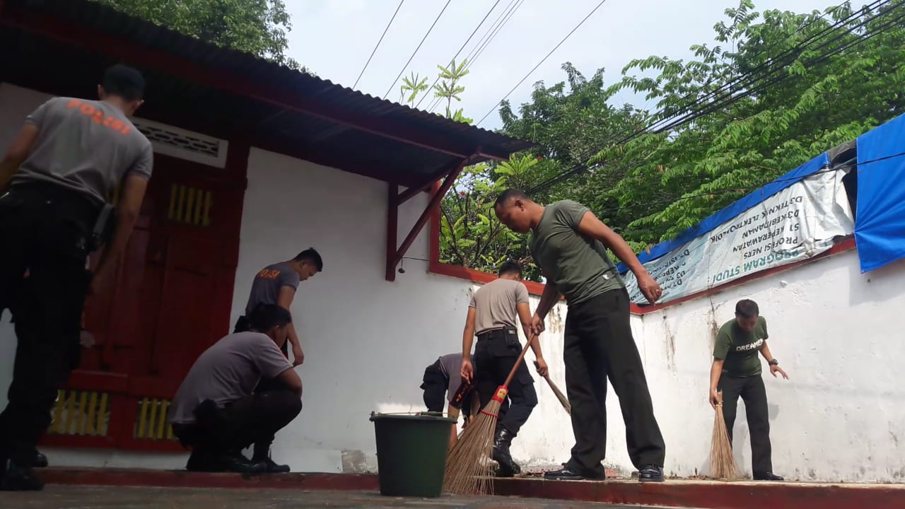 TNI Polri Bersinergis Bersihkan Tempat Ibadah